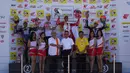 Juara Race 1 kelas Asia Production 250 (AP250), Herjun Atna Firdaus (tengah) diapit dua pembalap Yamaha Racing Indonesia, peringkat kedua Aldi Satya Mahendra (kiri) dan peringkat ketiga Wahyu Nugroho usai penyerahan trofi di atas podium pada ajang Asia Road Racing Championship (ARRC) 2023 di Sirkuit Mandalika, Lombok, Sabtu (12/8/2023). (Dok. AHRT)