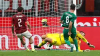 Pemain Fiorentina Gaetano Castrovilli (kanan) mencetak gol ke gawang AC Milan dalam Serie A di Stadion San Siro, Milan, Italia, Minggu ( 29/9/2019). AC Milan kalah 1-3 saat menjamu Fiorentina. (AP Photo/Antonio Calanni)