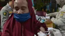 Tim medis menyuntik vaksin booster kepada warga di Jakarta, Rabu (6/4/2022). Kegiatan vaksinasi booster ini digelar sampai jelang mudik, dimana saat ini 503 gerai vaskin yang tersebar di wilayah hukum Polda Metro Jaya. (merdeka.com/Imam Buhori)