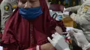 Tim medis menyuntik vaksin booster kepada warga di Jakarta, Rabu (6/4/2022). Kegiatan vaksinasi booster ini digelar sampai jelang mudik, dimana saat ini 503 gerai vaskin yang tersebar di wilayah hukum Polda Metro Jaya. (merdeka.com/Imam Buhori)