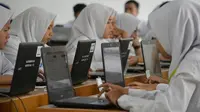 Ratusan pelajar mengikuti Ujian Nasional Berbasis Komputer (UNBK) 2018 di SMK Negeri 3 Palembang (dok.istimewa / Nefri Inge)