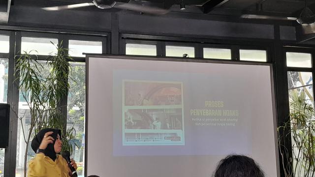 Menurut pengajar dan peneliti program studi Hubungan Masyarakat Vokasi Universitas Indonesia Devie Rahmawati hoaks bukan cuma masalah di Indonesia.