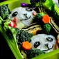 Resep membuat bekal lucu berbentuk panda untuk anak agar nafsu saat memakan bekal. /Foto : https://www.sandraseasycooking.com/2013/09/lunch-box-panda-bento.html