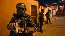 Anggota polisi ikut dalam sebuah operasi di tengah pandemi COVID-19 di Los Teques, negara bagian Miranda, Venezuela, 20 Maret 2021 Di Miranda ada aturan memakai masker serta mencegah pertemuan lebih dari lima orang, di tengah gelombang kedua pandemi. (Federico PARRA/AFP)