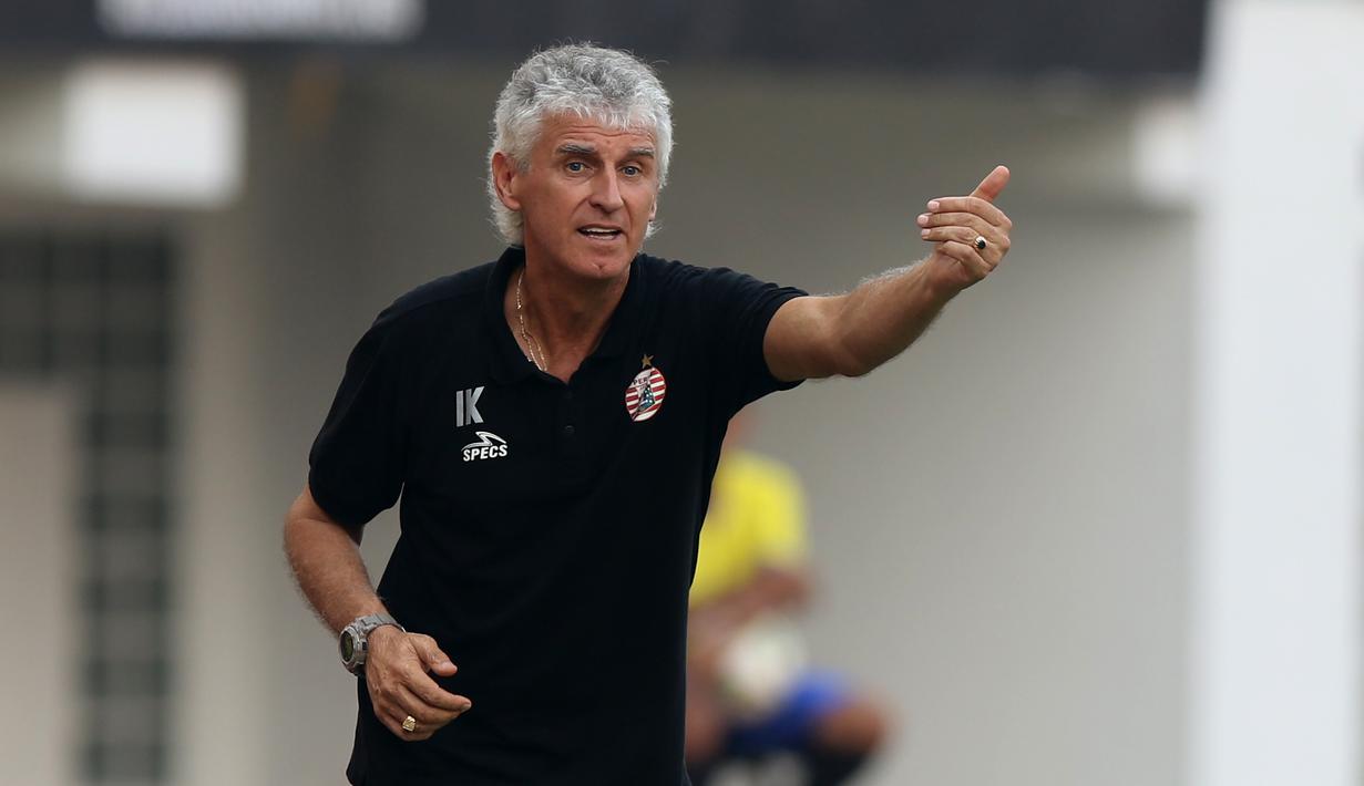 Pelatih Persija Jakarta, Ivan Kolev, memberikan arahan kepada anak asuhnya saat melawan Bali United pada laga Piala Indonesia 2019 di Stadion Wibawa Mukti, Minggu (5/5). Persija menang 1-0 atas Bali United. (Bola.com/M Iqbal Ichsan)