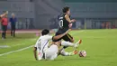 Bek Persija Jakarta, Muhammad Ferrari harus jatuh bangun mengejar Egy Maulan Vikri dalam laga pekan ke-22 BRI Liga 1 2024/2025 Dewa United vs Persija Jakarta di Stadion Pakansari, Sabtu (8/2/2025). (Bola.com/Abdul Aziz)