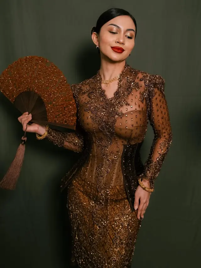 Foto Detail Kebaya Ariel Tatum di Hari Kebaya Nasional 2025