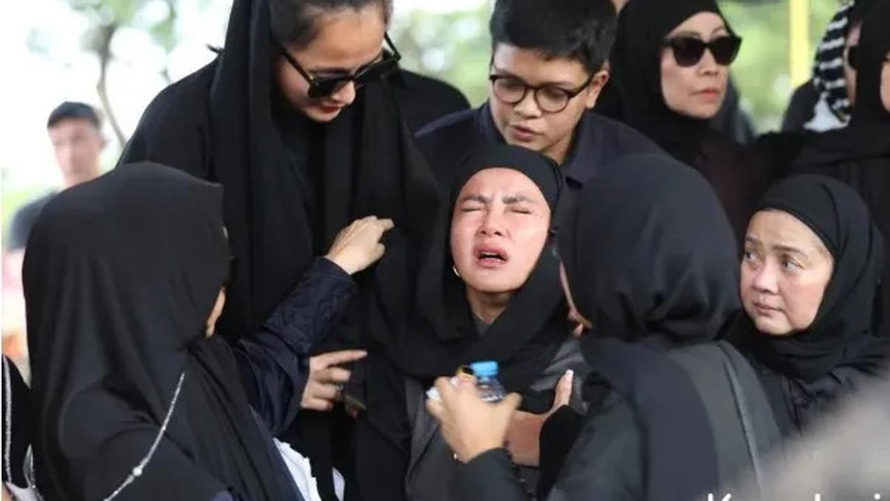 Olla Ramlan Baru Tiba dari Luar Kota, Tak di Sisi Ibunda Saat Meninggal
