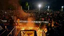Suporter Persija duduk berdoa saat aksi di kawasan Stadion GBK Jakarta, Senin (16/5/2016). Aksi ini untuk mengenang wafatnya Fahreza saat akan menyaksikan laga Persija melawan Persela, Jumat pekan lalu. (Liputan6.com/Helmi Fithriansyah)