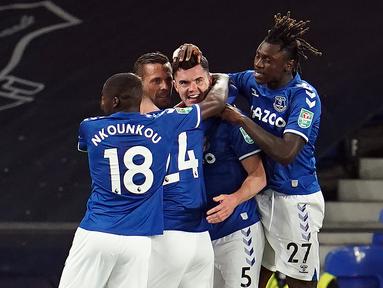 Pemain Everton merayakan gol yang dicetak Michael Keane ke gawang Salford City pada laga Piala Inggris di Stadion Goodison Park, Kamis (17/9/2020) dini hari WIB. Everton menang 3-0 atas Salford City. (AFP/Jon Super/pool)