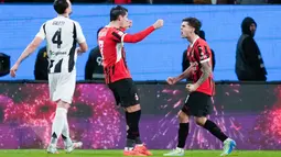 Pemain AC Milan, Alvaro Morata, dan Christian Pulisic, melakukan selebrasi setelah mencetak gol ke gawang Juventus dalam laga semifinal Supercoppa Italiana 2024 di Al Awwal Park, Riyadh, Sabtu (4/1/2025) dini hari WIB. (AP Photo/Altaf Qadri)