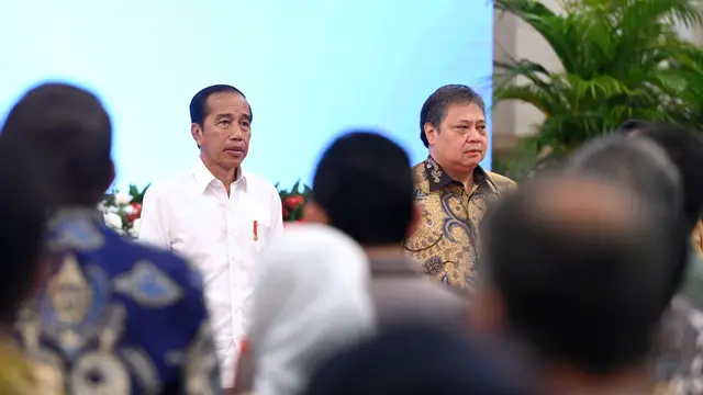 Menteri Koordinator (Menko) Bidang Perekonomian, Airlangga Hartarto bersama Presiden Joko Widodo (Jokowi)