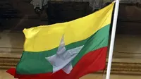 Bendera Negara Myanmar yang baru berkibar di luar balai kota Kamis, 21 Oktober 2010, di Yangon, Myanmar. Myanmar yang diperintah militer telah meluncurkan bendera nasional baru - dengan tiga garis horizontal berwarna kuning, hijau dan merah dengan bintang putih besar di tengahnya. (AP/Khin Maung Win)