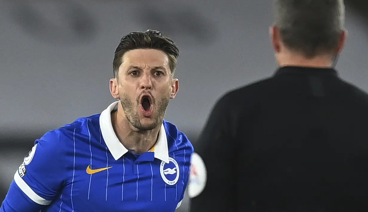 Gelandang Brighton and Hove Albion, Adam Lallana melakukan protes kepada wasit saat melawan Sheffield United dalam laga lanjutan Liga Inggris 2020/2021 pekan ke-33 di Bramall Lane, Sheffield, Sabtu (24/4/2021). Brighton kalah 0-1 dari Sheffield United. (AP/Michael Regan/Pool)