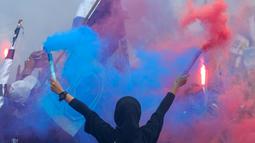 Parade juara Persib Bandung dimulai dari Balai Kota Bandung. Kemudian, dilanjutkan ke Jalan Riau, Jalan Ir H Djuanda, Jalan Diponegoro, Cilamaya dan berakhir di Gedung Sate. (Bola.com/M Iqbal Ichsan)