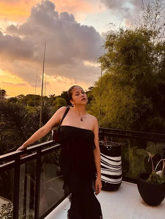 Di potret pertama, Sitha Marino kenakan strapless dress dengan rok asimetris [@sithamarino]