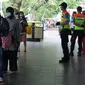 Calon penumpang antre untuk melakukan tes antigen di Stasiun Manggarai, Jakarta, Senin (21/6/2021). PT KAI Commuter menargetkan 150-200 tes antigen per hari. (Liputan6.com/Herman Zakharia)