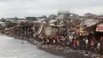 Suasana desa Pigcale pasca terkena Topan Melor, di kota Legazpi, provinsi Albay, Filipina (15/12). Kedatangan Topan Melor membuat 800.000 orang dievakuasi dari Filipina tengah. (REUTERS/Rhaydz Barcia)