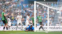 Kevin De Bruyne dari Napoli, kanan tengah, mencetak gol pada pertandingan sepak bola Serie A antara Sassuolo dan Napoli di Stadion Mapei Citta del Tricolore di Reggio Emilia, Italia, Sabtu, 23 Agustus 2025. (Massimo Paolone/LaPresse via AP)