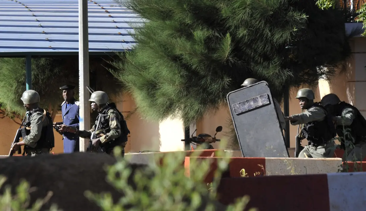 Pasukan keamanan mengambil posisi di luar Hotel Radisson Blu di Bamako, Mali, Jumat (20/11). Kelompok militan Islam menyerbu hotel mewah tersebut dan  menyandera lebih dari 100 orang tamu serta staf hotel. (AFP PHOTO/Habibou Kouyate)