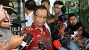 Mantan Ketua MK, Mahfud MD (tengah) menyimak pertanyaan usai melakukan pertemuan dengan pimpinan KPK di Jakarta, Senin (30/1). Mahfud MD diminta KPK untuk menjadi panitia seleksi pemilihan penasihat KPK. (Liputan6.com/Helmi Fithriansyah)