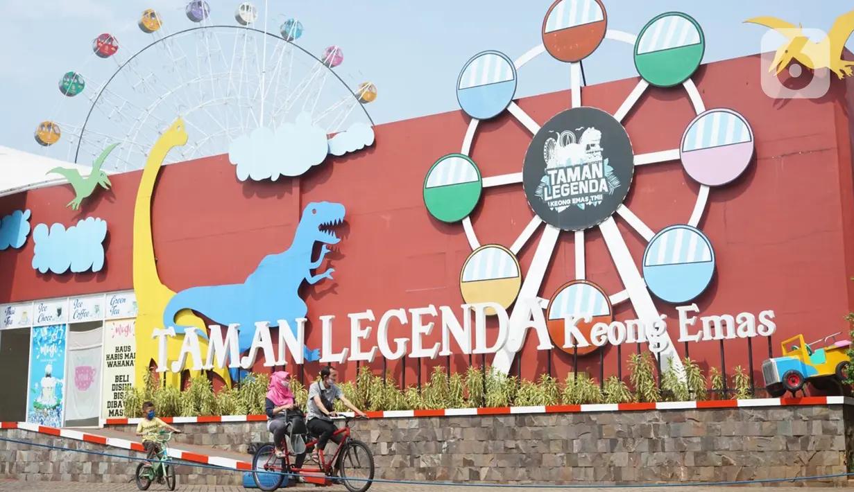 Wisatawan bersepeda mengelilingi obyek wisata Taman Mini Indonesia Indah (TMII) di Jakarta, Minggu (21/6/2020). Setelah tidak beroperasi akibat pandemi, pengelola membuka kembali TMII dengan menerapkan protokol kesehatan pencegahan COVID-19 dan pembatasan pengunjung. (Liputan6.com/Immanuel Antonius)