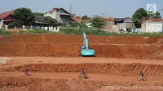Anak-anak bermain di sekitar pembangunan proyek jalan tol Depok-Antasari di Limo, Depok, Rabu (19/6/2019). Adanya proyek itu diduga menjadi penyebab dua RT mengalami kekeringan sejak dua bulan terakhir, meskipun kejadian serupa belum pernah terjadi sebelumnya. (Liputan6.com/Immanuel Antonius)