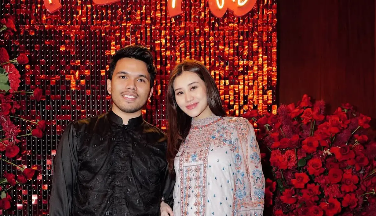 Aksen see through dan bordir juga masih menjadi gaya busana Lebaran yang memikat sepanjang masa.  (Foto: Instagram:  Aaliyah Massaid)