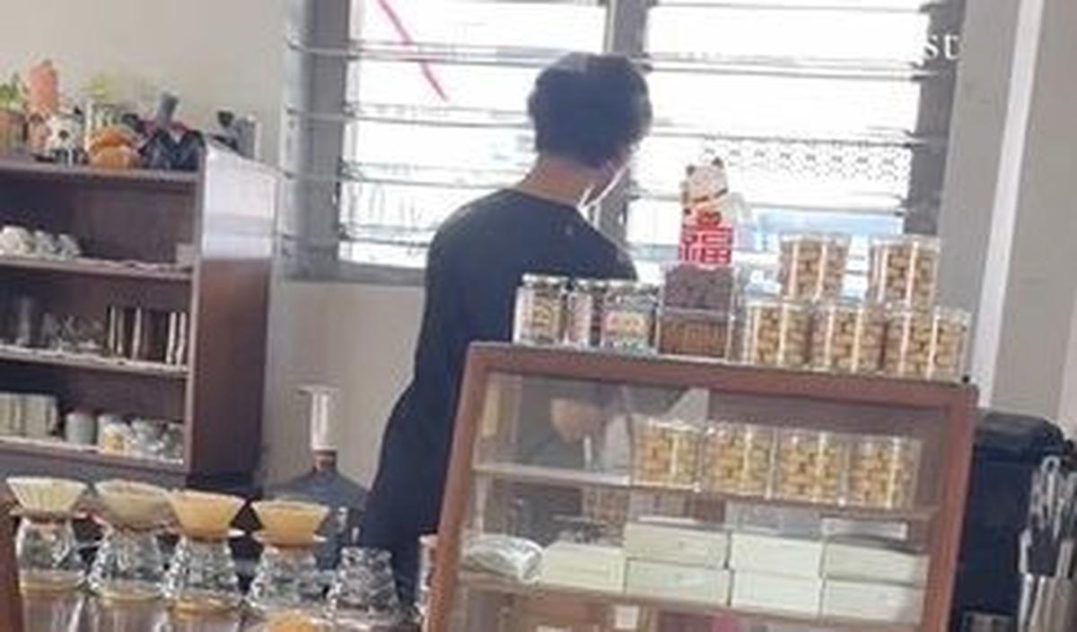 Widayat membangun kedai kopi kecil-kecilan di halaman rumahnya.