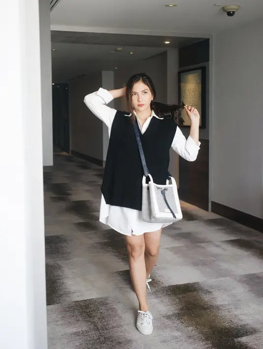 <p>Bermain dengan siluet tumpuk dari oversized outfit seperti Jessica Mila dalam foto ini juga bisa terlihat menyenangkan. Oversized shirt putih ditumpuknya dengan oversized vest hitam. Dipadu dengan sling bag bernuansa putih dan sneakers putih. Foto: Instagram.</p>