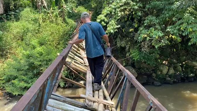 Urat Nadi yang Rapuh: Kisah Warga Sukabumi Bergantung pada Jembatan Berbahaya