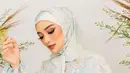 <p>Kesibukan Zaskia Gotik kini diisi dengan menjahit, merapikan kerudung dagangan, hingga melabeli sendiri, hingga mengemasnya didistribusikan ke pembeli. (Liputan6.com/IG/zaskia_gotix)</p>
