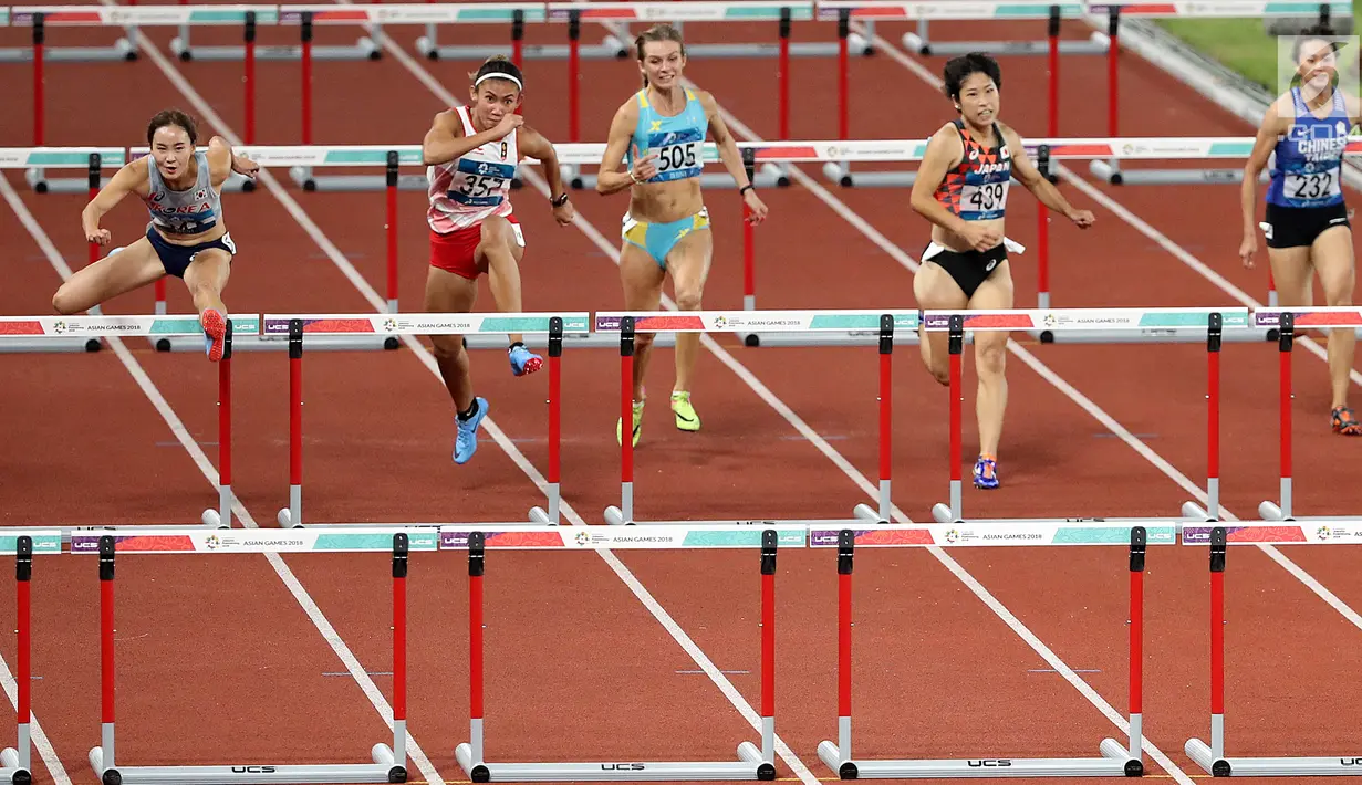 Pelari Indonesia, Nova Emilia (kedua kiri) saat bertanding pada final atletik nomor lari halang rintang 100 meter putri di Stadion Utama GBK, Jakarta (26/8). Nova Emilia finis di posisi kedua dengan catatan waktu 13,33 detik. (Liputan6.com/Fery Pradolo)