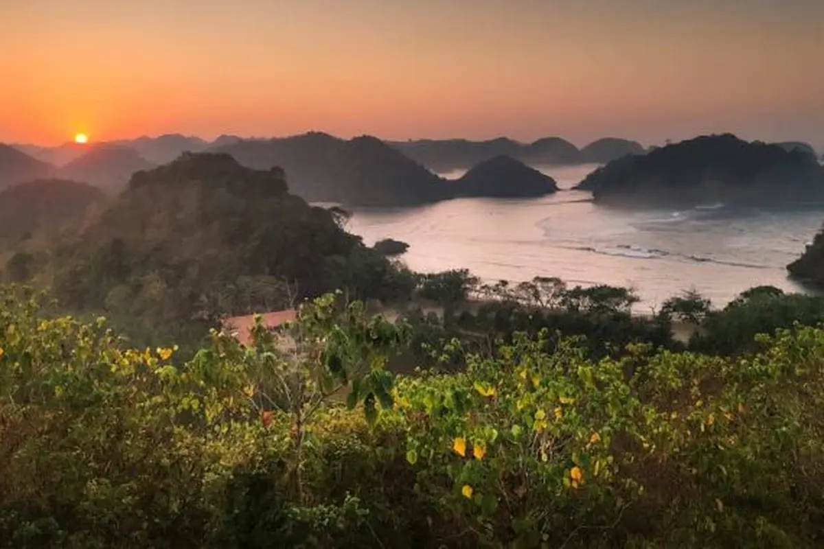 Serunya Liburan di Pantai Teluk Asmara, Raja Ampatnya Jawa Timur