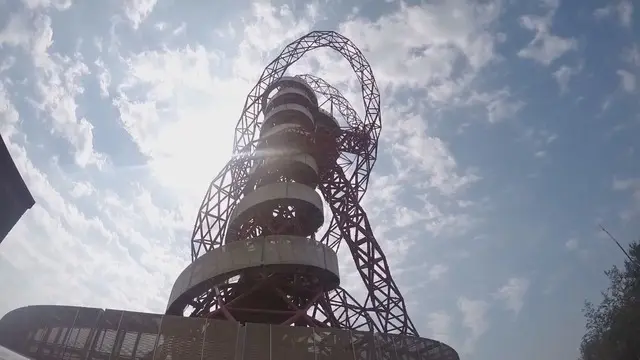 Queen Elizabeth Olympic Park di timur laut London melanjutkan pembangunan seluncuran paling tinggi dan panjang di dunia.