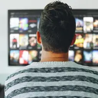 Ilustrasi Menonton TV, Menonton Video. Kredit: Mohamed Hassan from Pixabay