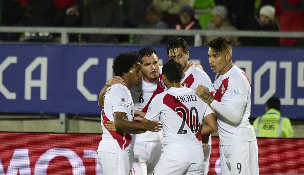 Penyerang Peru, Claudio Pizarro (kedua kanan) melakukan selebrasi usai mencetak gol ke gawang Venezuela saat pertandingan Copa Amerika 2015 di Estadio Elías Figueroa, Chile, Kamis (18/6/2015). Peru menang 1-0 atas Venezuela. (AFP PHOTO/LUIS ACOSTA)