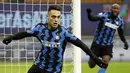 Striker Inter Milan, Lautaro Martinez, melakukan selebrasi usai mencetak gol ke gawang Lazio pada laga Liga Italia di Stadion Giuseppe Meazza, Senin (15/2/2021). Inter Milan menang dengan skor 3-1. (AP/Luca Bruno)