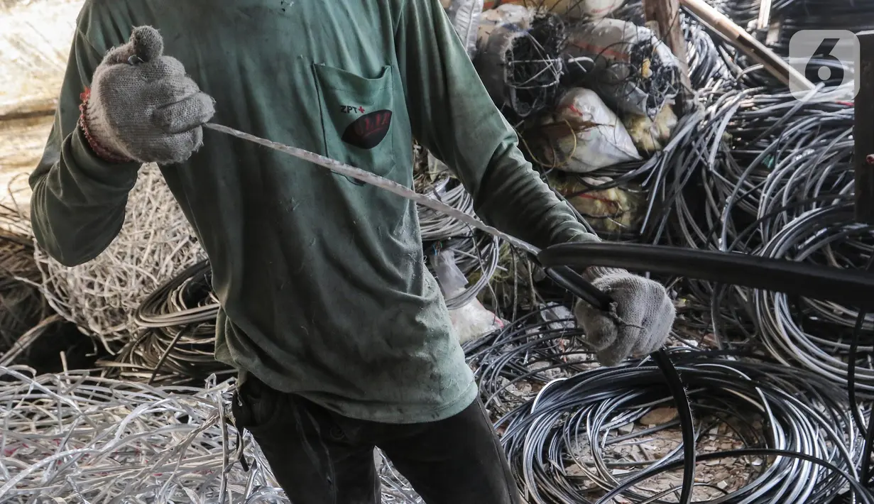 Saat ini, harga jual hasil daur ulang ini sedang anjlok dari biasanya Rp 4.000/kg menjadi Rp 2.000/kg. (Liputan6.com/Angga Yuniar)