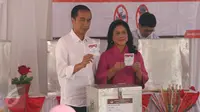 Presiden Joko Widodo (Jokowi) dan Ibu Negara Iriana menyalurkan hak pilihnya pada Pilkada DKI 2017 putaran kedua di TPS 04 Gambir, Jakarta, Rabu (19/4). Jokowi terdaftar dalam DPT nomor 218, sedangkan Iriana di DPT nomor 219. (Liputan6.com/Angga Yuniar)