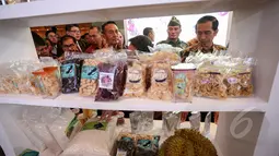 Presiden Jokowi melihat stand di pameran Apkasi International Trade and Investment Summit (AITIS) 2015 di kawasan Jiexpo, Jakarta, Rabu (13/5/2015). AITIS 2015 memamerkan beragam produk unggulan industri kecil dan menengah. (Liputan6.com/Faizal Fanani)