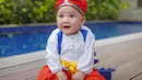 <p>Rayyanza Malik Ahmad cosplay jadi Aladdin, duduk di atas karpet terbangnya. (FOTO: instagram.com/raffinagita1717)</p>
