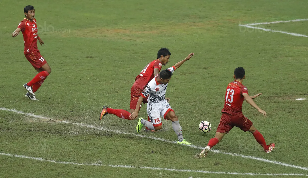 Gelandang Martapura FC, Moch Solechudin, berusaha melewati pemain Persis Solo pada laga 8 besar Liga 2 Indonesia di Stadion Patriot, Bekasi, Kamis (9/11/2017). Persis kalah 0-1 dari Martapura FC. (Bola.com/M Iqbal Ichsan)
