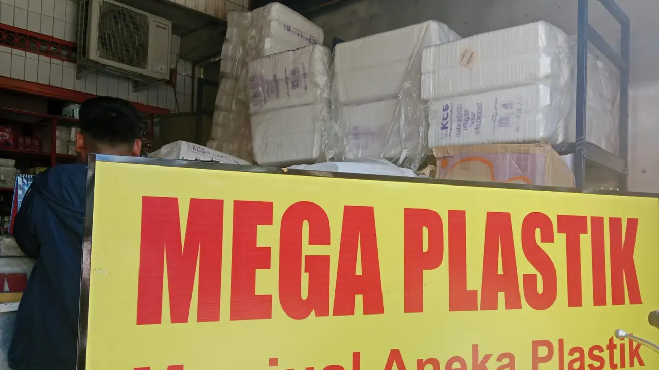 Toko Mega Plastik yang berlokasi di Jalan Pongtiku, Kota Makassar, Sulawesi Selatan (Sulsel).