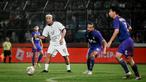 Ronaldinho kembali turun ke lapangan hijau. Mantan bintang Barcelona itu turut ambil bagian dalam acara trofeo Meet the Star di Stadion Kanjuruhan, Kabupaten Malang, Minggu (26/6/2022). (Bola.com/Iwan Setiawan)