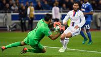 Kiper Gianluigi Buffon berhasil menangkap bola dari tendangan Alexandre Lacazette pada pertandingan Liga Champion di stadion Parc Olympique Lyonnais, Lyon, Perancis (18/10). Lyon harus menelan kekalahan  0-1 dari Juventus. (AFP/Philippe Desmazes)