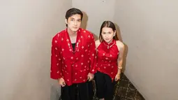 Melansir dari laman Instagram resmi KlikFilm, KlikFilm berkolaborasi dengan Maestro Batik Indonesia, Bapak Dudung Aliesyahbana, memberikan sentuhan unik lewat desain batik yang diciptakan eksklusif untuk KlikFilm. Oleh karenanya deretan artis yang hadi ke acara showcase KlikFilm 2025 tampil memukau dengan batik, tak terkecuali Junior Roberts dan Sandrinna Michelle. (Liputan6.com/IG/@juniorrobertss)