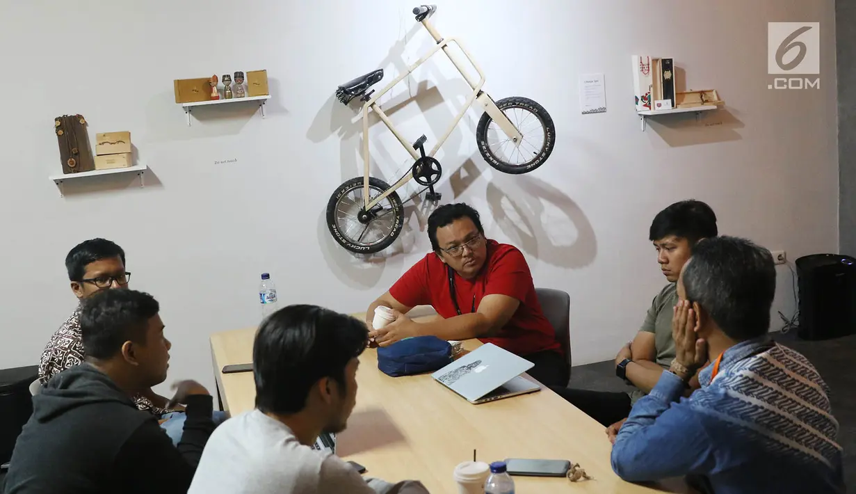 Sejumlah orang melakukan aktifitas di sebuah ruangan di Menara Kibar di Jakarta, Selasa (29/8). Menara Kibar ini memiliki lima lantai yang bisa dijadikan wadah bagi para startup digital untuk menciptakan inovasi. (Liputan6.com/Immanuel Antonius)