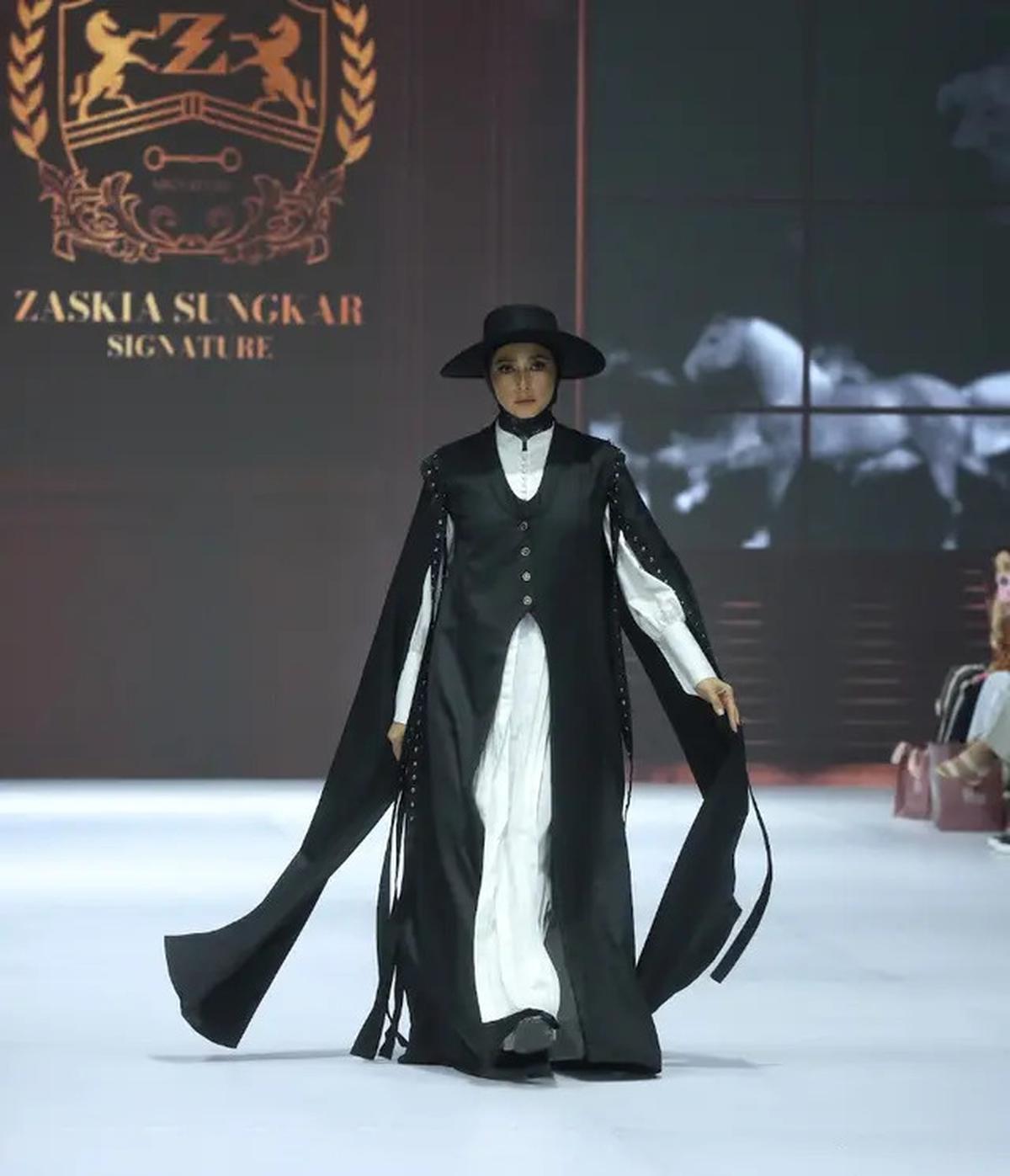 6 Pesona Titi Kamal dan Nabila Syakieb Pakai Berhijab dalam Koleksi Terbaru Zaskia Sungkar di JFW 2025