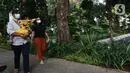 Warga menikmati kembali suasana ruang terbuka hijau Taman Suropati, Jakarta, Sabtu (23/10/2021). Pemerintah Provinsi DKI Jakarta kembali membuka 59 Ruang Terbuka Hijau (RTH) yang ditutup karena pandemi Covid-19. (Liputan6.com/Helmi Fithriansyah)